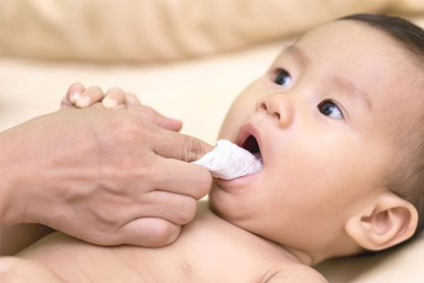赤ちゃんの初めての歯磨きはガーゼ磨き 嫌がりにくいやり方も解説 久我山駅前歯科 矯正歯科